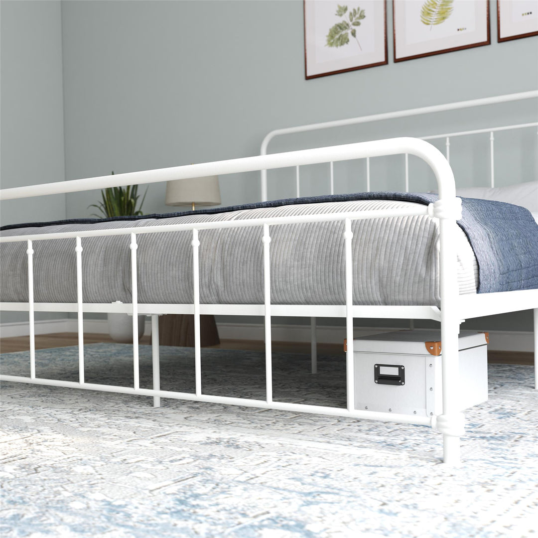 Wallace Spindle Metal Bed with Elegant Curves and Slats - White - King